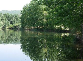 Η άγνωστη «μαγική» λίμνη μόλις στα 14 χλμ από το κέντρο της Θεσσαλονίκης