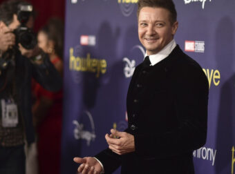 Jeremy Renner: Σοκ στο Χόλιγουντ για τον σοβαρό τραυματισμό του