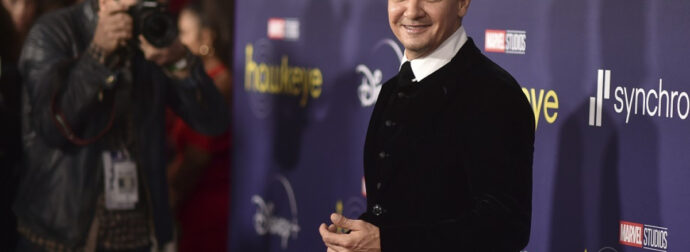 Jeremy Renner: Σοκ στο Χόλιγουντ για τον σοβαρό τραυματισμό του