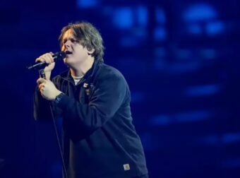 Lewis Capaldi: Ο Σκωτσέζος καλλιτέχνης έπαθε κρίση στη σκηνή λόγω συνδρόμου Τουρέτ και οι θαυμαστές ολοκλήρωσαν το τραγούδι του