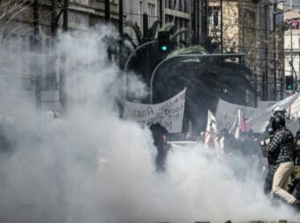 Συγκέντρωση διαμαρτυρίας για την τραγωδία των Τεμπών: «Ευχαριστούμε για τα δακρυγόνα, αλλά κλαίγαμε από μόνοι μας» (vid)