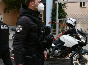 Ληστής για κλάματα: Έκλεψε 500 ευρώ από το κυλικείο και επέστρεψε με νέα ενδυμασία επειδή κάτι του έπεσε