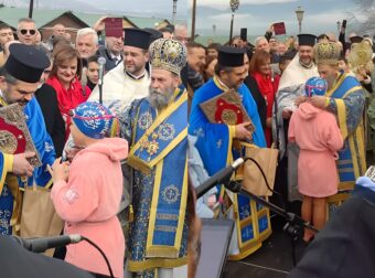 Ιωάννινα: Mια 12χρονη μαθήτρια έπεσε στην παγωμένη Παμβώτιδα και έπιασε τον Σταυρό